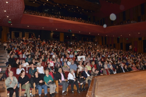 Ekrem Ataer yönetimindeki Halk Korosu'nun 8 Mart'a özel düzenlediği konser yoğun katılımla gerçekleşti.