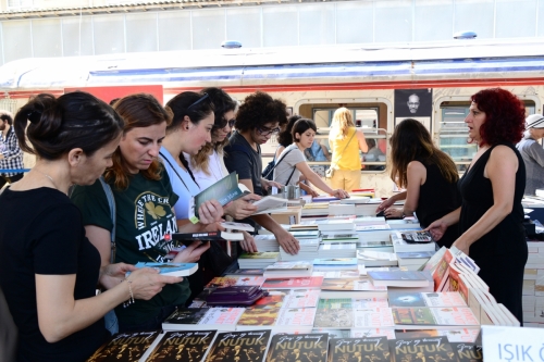 Kadıköy Belediyesi’nin Haydarpaşa Garı’nda düzenlediği 9. Kitap Günleri’ni ilk gün 19 bin kişi ziyaret etti