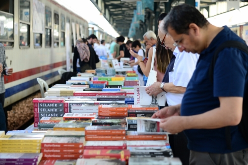 Kadıköy Belediyesi’nin Haydarpaşa Garı’nda düzenlediği 9. Kitap Günleri’ni ilk gün 19 bin kişi ziyaret etti