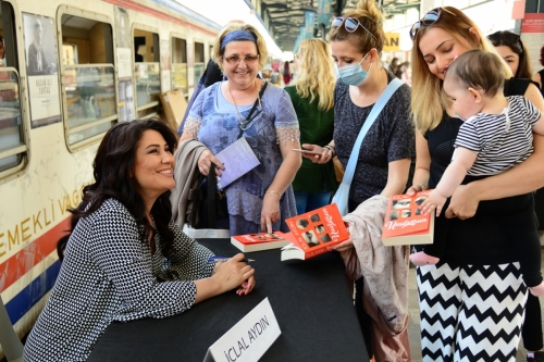 Kadıköy Belediyesi’nin Haydarpaşa Garı’nda düzenlediği 9. Kitap Günleri’ni ilk gün 19 bin kişi ziyaret etti