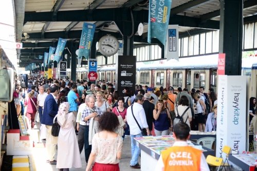 Kadıköy Belediyesi’nin Haydarpaşa Garı’nda düzenlediği 9. Kitap Günleri’ni ilk gün 19 bin kişi ziyaret etti