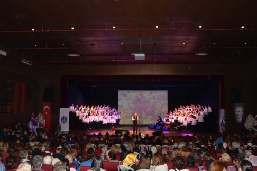 Ekrem ATAER yönetimindeki Halk Korosu Cemil Candaş Kent Kültür Merkezi'nde sahne aldı.