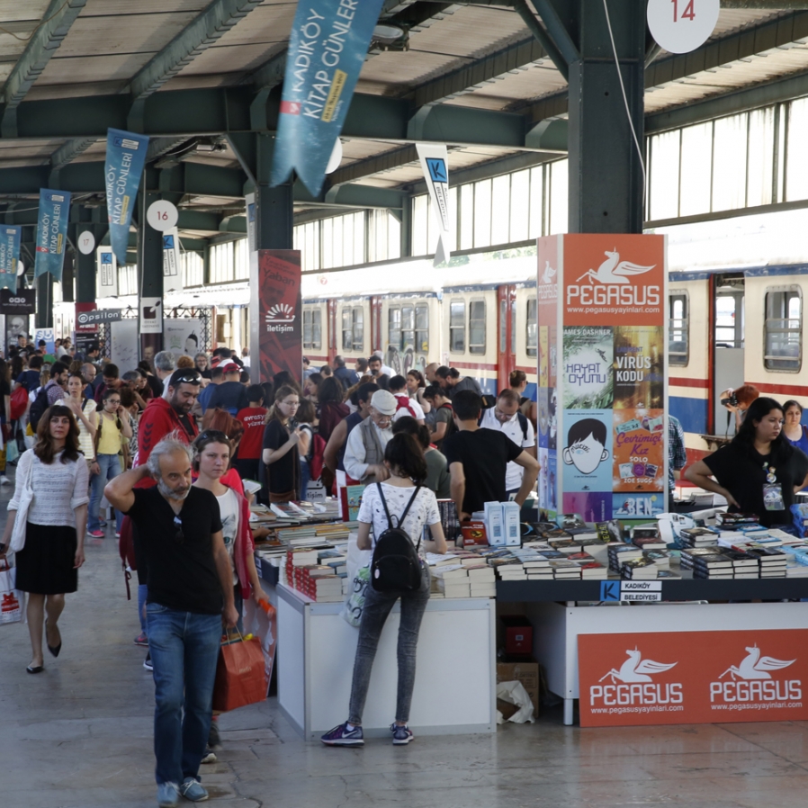 Kadıköy Belediyesi’nin Haydarpaşa Garı’nda düzenlediği 9. Kitap Günleri’ni ilk gün 19 bin kişi ziyaret etti