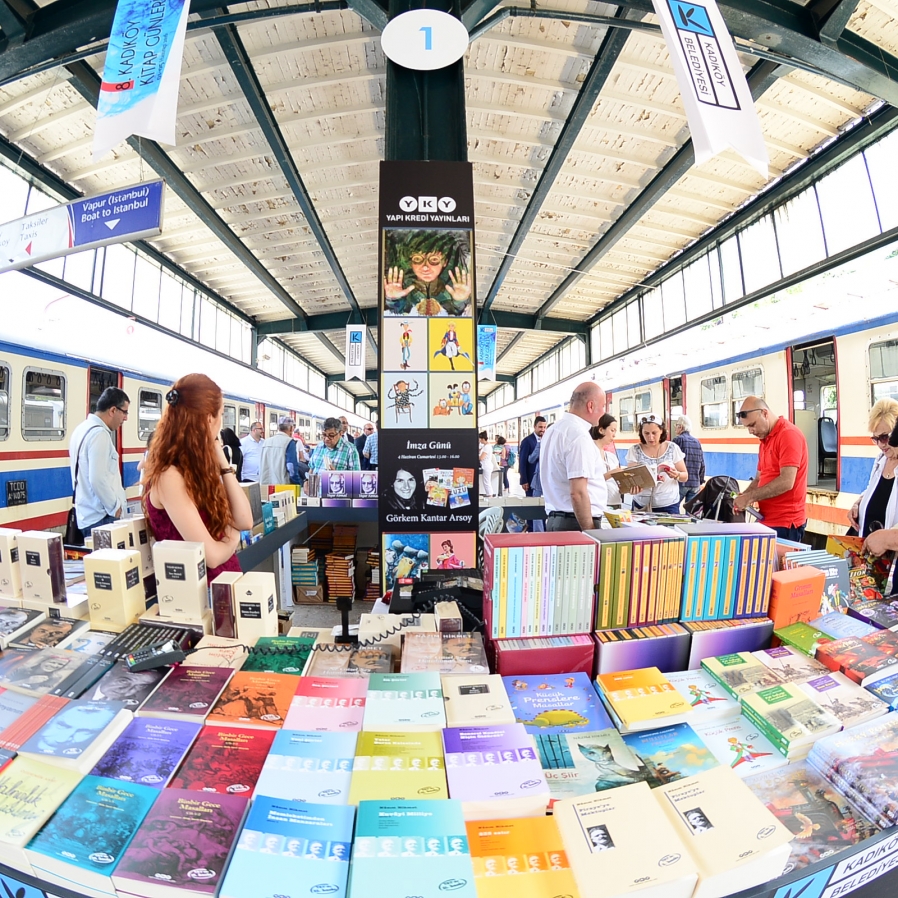 Kadıköy Belediyesi’nin Haydarpaşa Tren Garı’nda düzenlediği Kitap Günleri başladı.